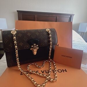 Louis Vuitton Victoire Monogram